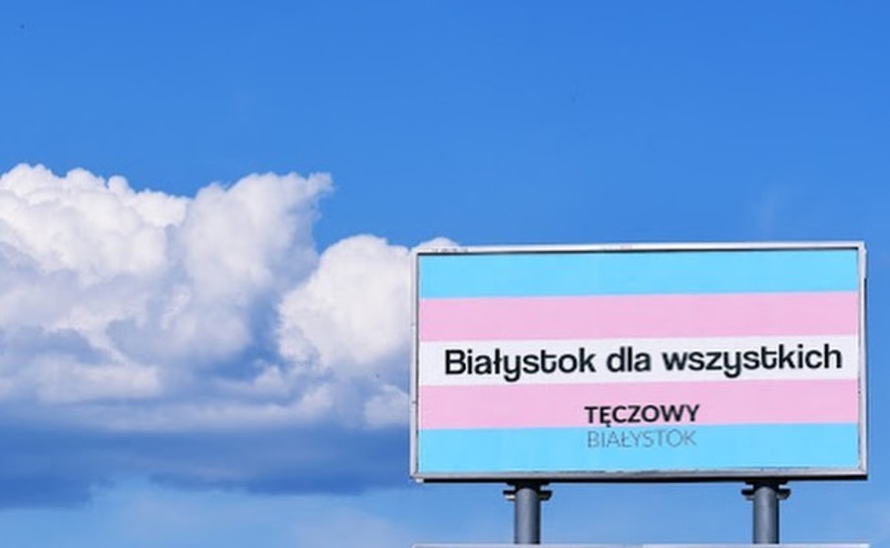 „Tęczowy Białystok”: Rok po ataku na marsz, miasto wypełniły równościowe billboardy